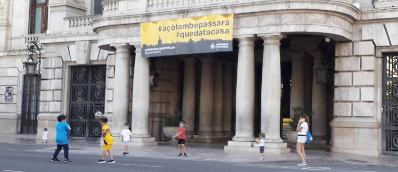 Niños juegan a fútbol frente al Ayuntamiento de Valencia