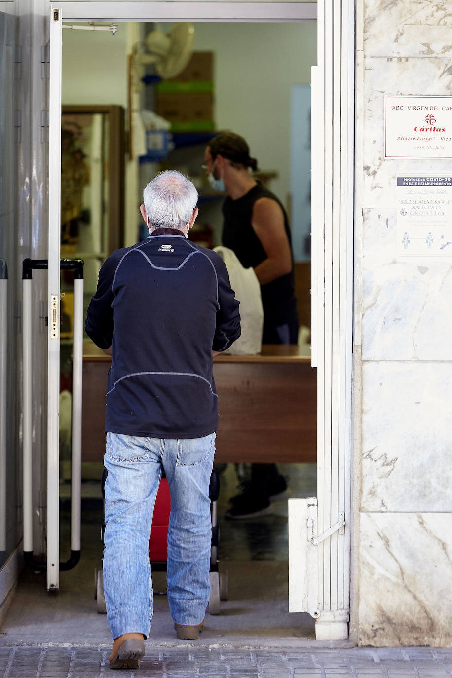 Fotos: Cáritas Valencia multuplica el reparto de alimentos