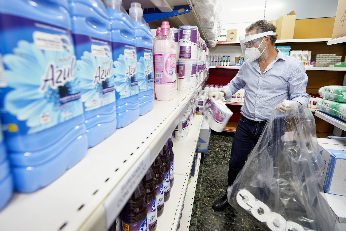 Fotos: Cáritas Valencia multuplica el reparto de alimentos