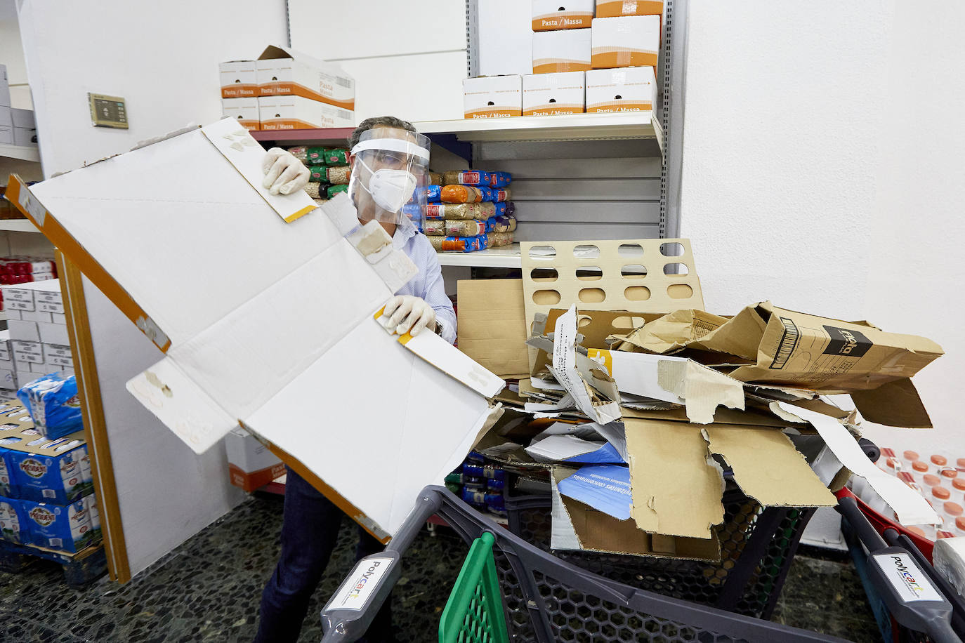 Fotos: Cáritas Valencia multuplica el reparto de alimentos