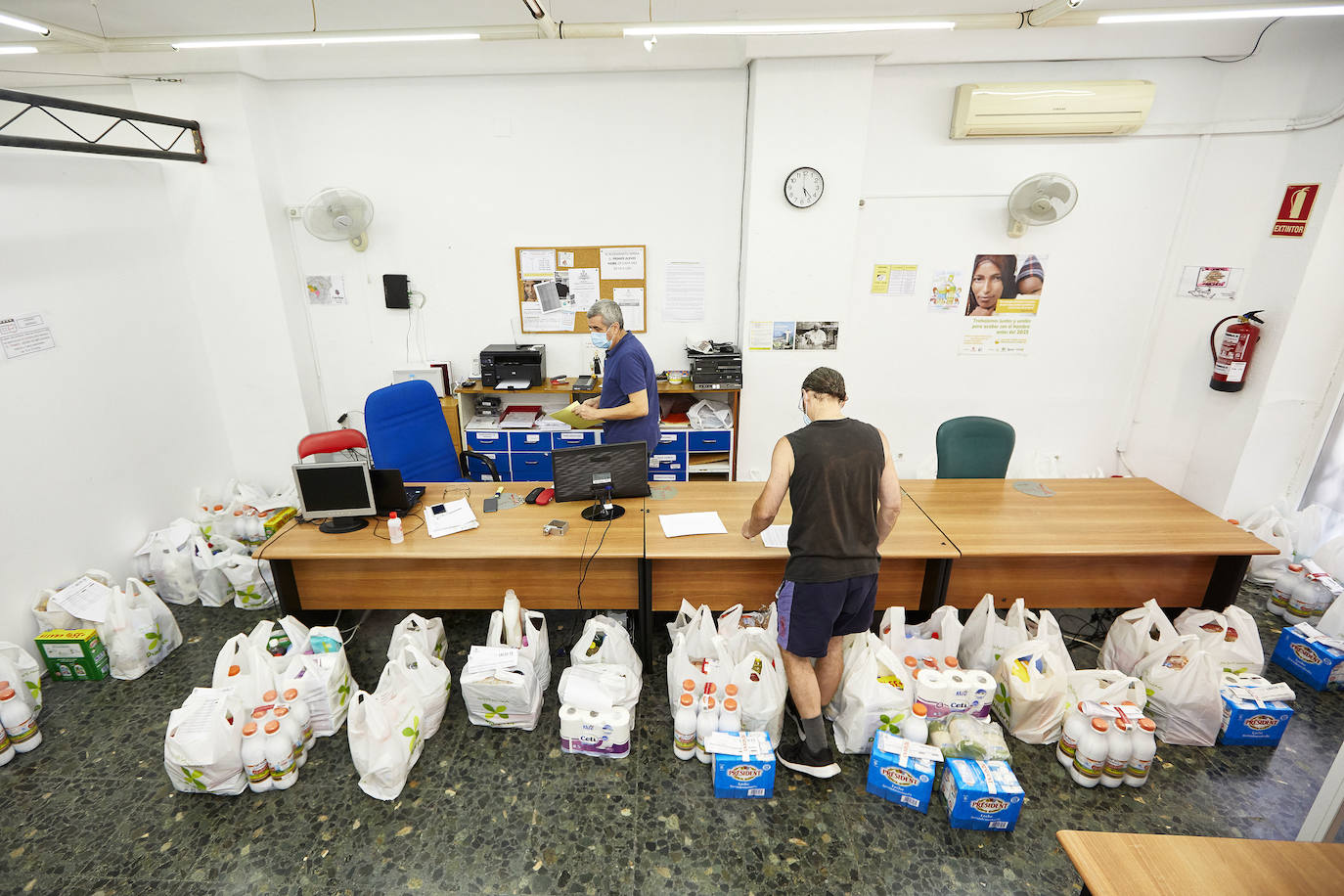 Fotos: Cáritas Valencia multuplica el reparto de alimentos