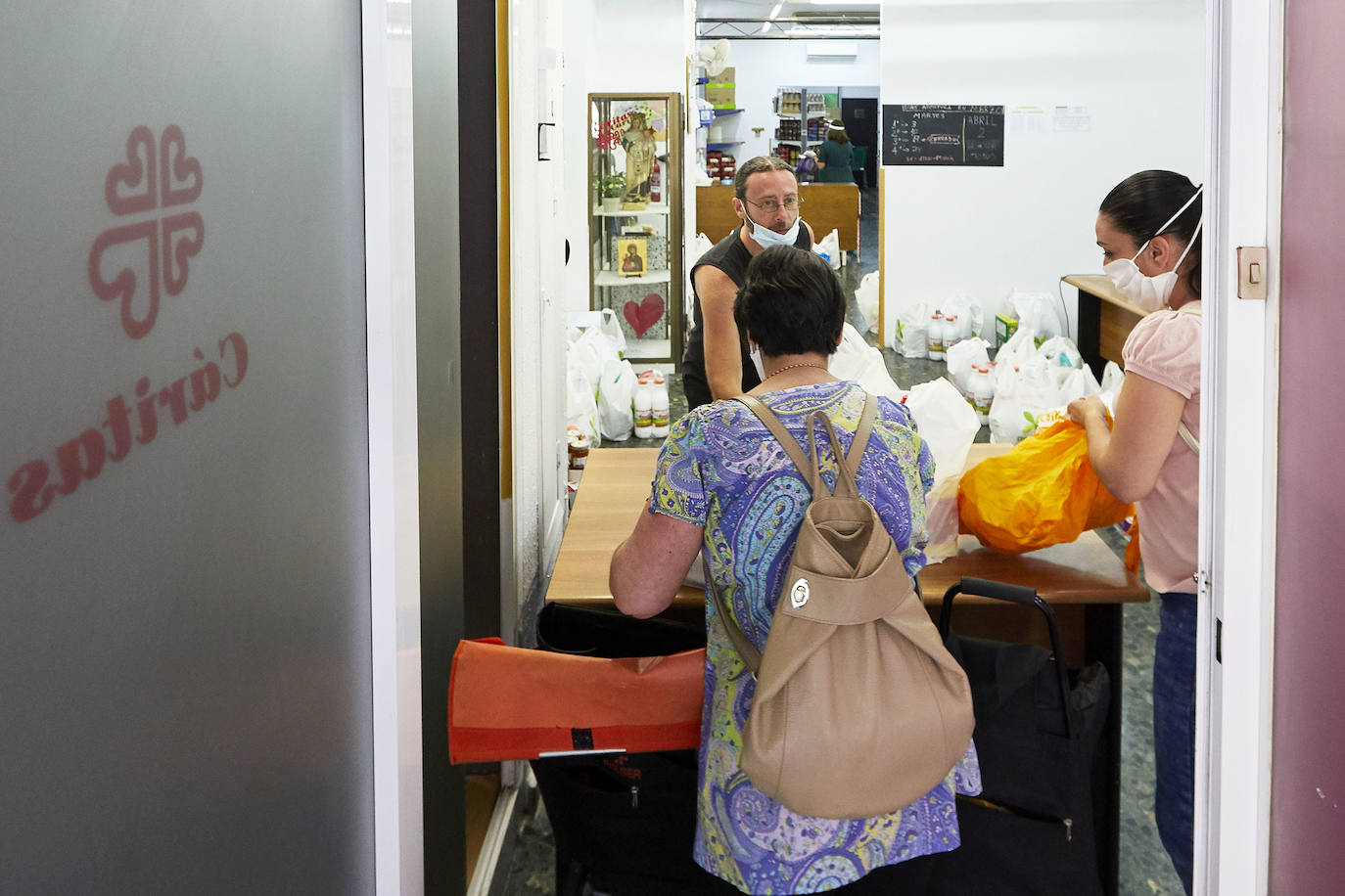 Fotos: Cáritas Valencia multuplica el reparto de alimentos