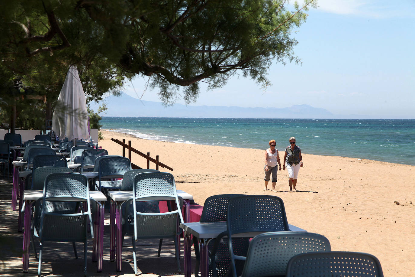 Dénia | Los agentes policiales han llevado a cabo diferentes controles este jueves para vigilar que las personas que paseaban por las playas valencianas cumplieran con los requisitios permitidos durante la fase 1 de la desescalada en la que se encuentra la Comunitat. 