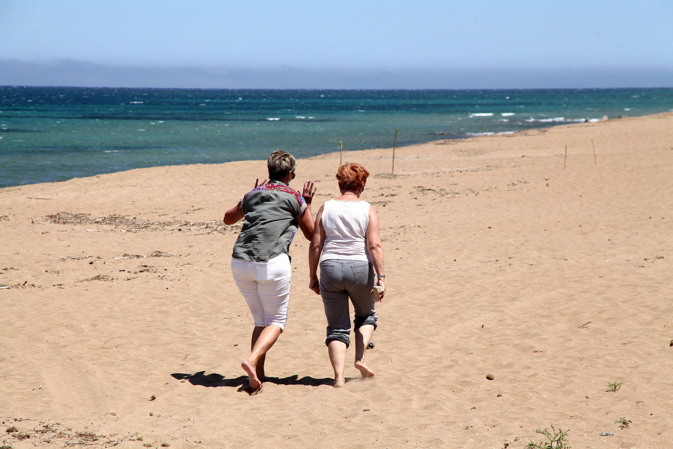 Dénia | Los agentes policiales han llevado a cabo diferentes controles este jueves para vigilar que las personas que paseaban por las playas valencianas cumplieran con los requisitios permitidos durante la fase 1 de la desescalada en la que se encuentra la Comunitat. 