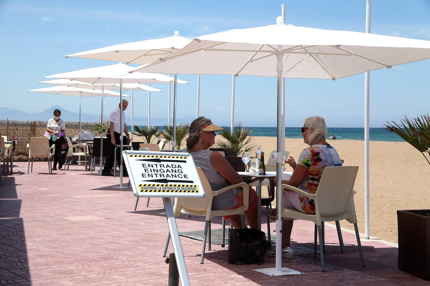 Dénia | Los agentes policiales han llevado a cabo diferentes controles este jueves para vigilar que las personas que paseaban por las playas valencianas cumplieran con los requisitios permitidos durante la fase 1 de la desescalada en la que se encuentra la Comunitat. 