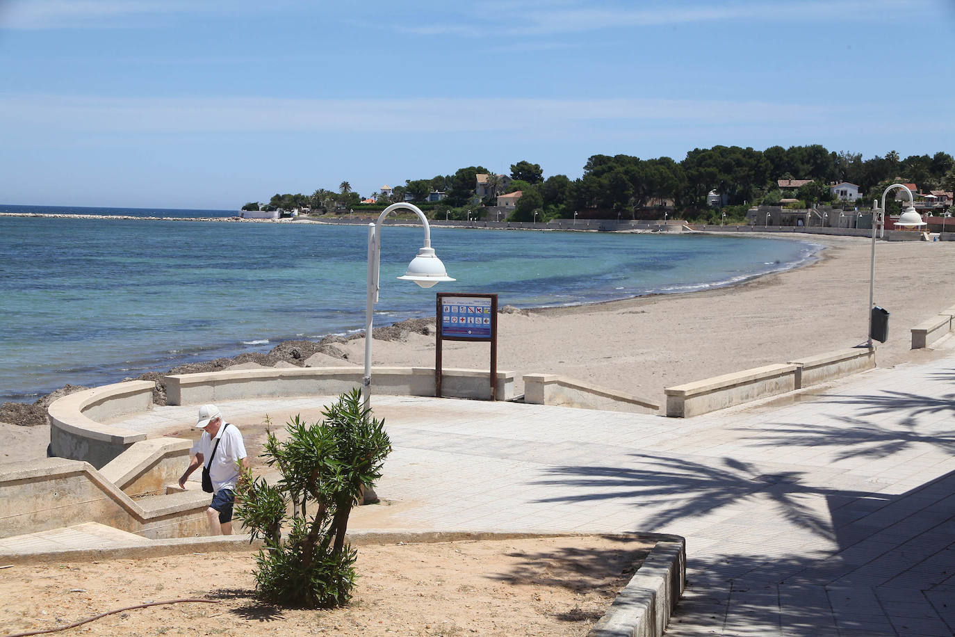 Dénia | Los agentes policiales han llevado a cabo diferentes controles este jueves para vigilar que las personas que paseaban por las playas valencianas cumplieran con los requisitios permitidos durante la fase 1 de la desescalada en la que se encuentra la Comunitat. 