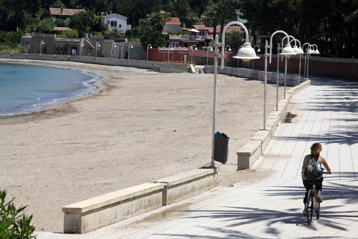 Dénia | Los agentes policiales han llevado a cabo diferentes controles este jueves para vigilar que las personas que paseaban por las playas valencianas cumplieran con los requisitios permitidos durante la fase 1 de la desescalada en la que se encuentra la Comunitat. 