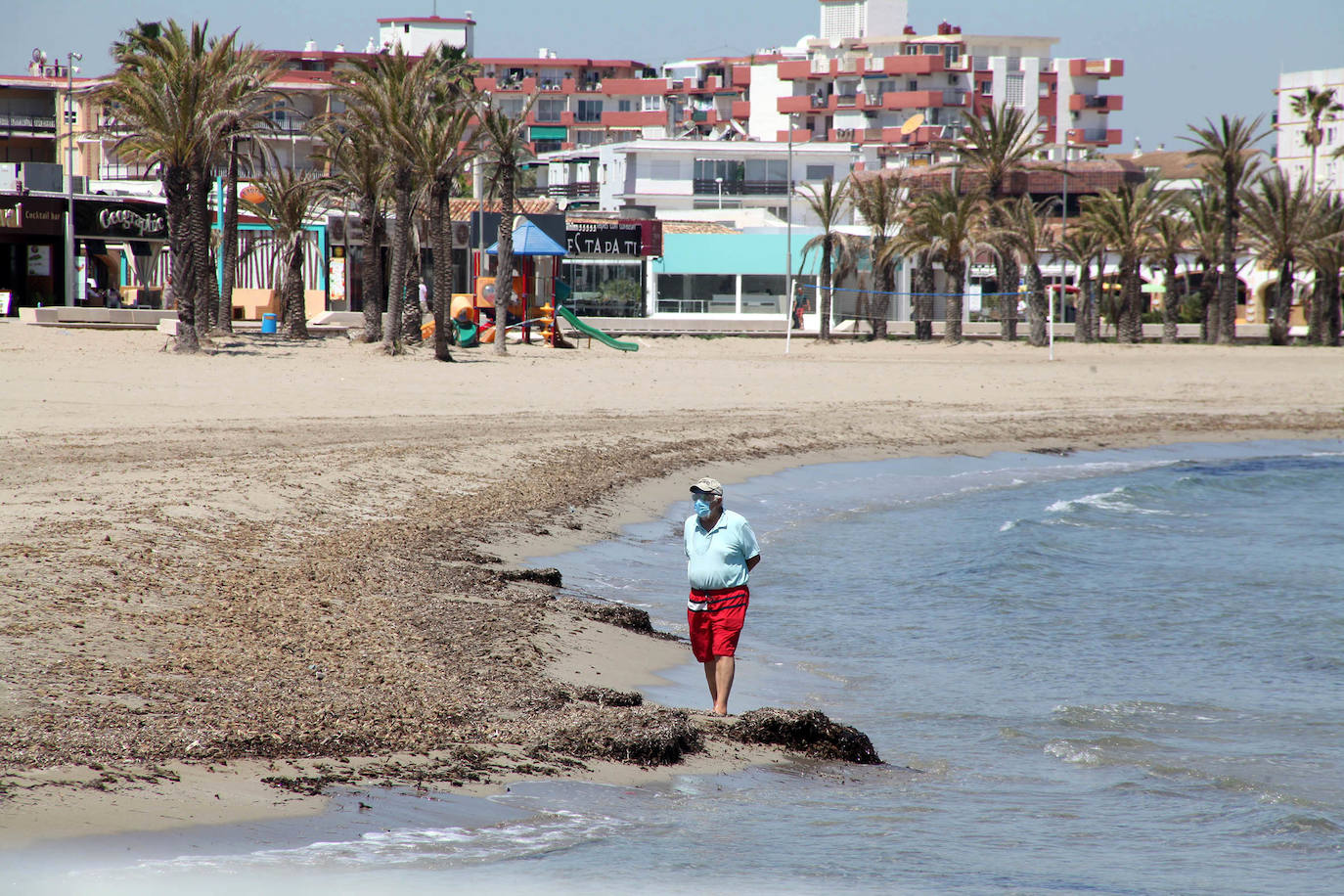 Xàbia | Los agentes policiales han llevado a cabo diferentes controles este jueves para vigilar que las personas que paseaban por las playas valencianas cumplieran con los requisitios permitidos durante la fase 1 de la desescalada en la que se encuentra la Comunitat. 