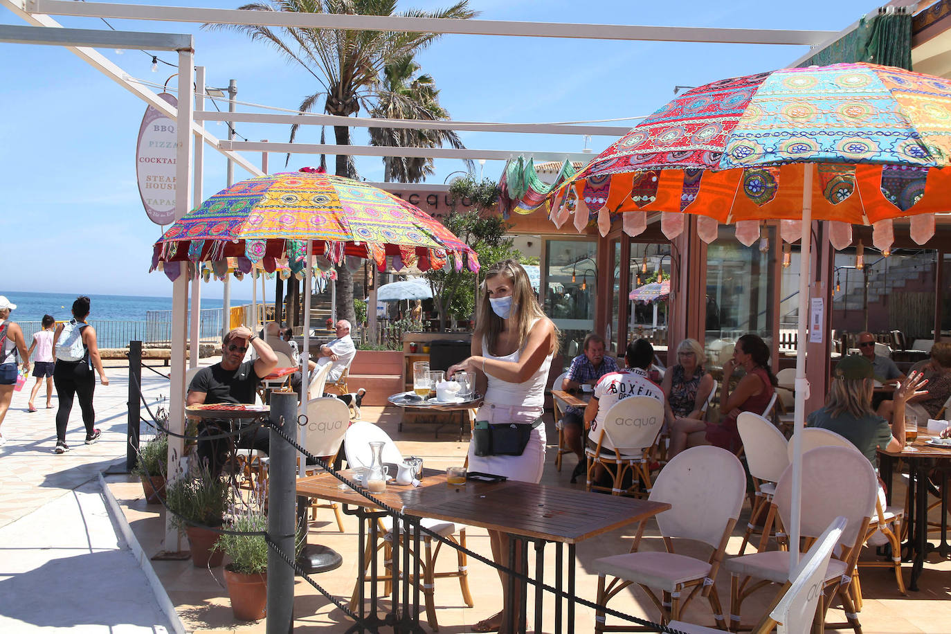 Xàbia | Los agentes policiales han llevado a cabo diferentes controles este jueves para vigilar que las personas que paseaban por las playas valencianas cumplieran con los requisitios permitidos durante la fase 1 de la desescalada en la que se encuentra la Comunitat. 