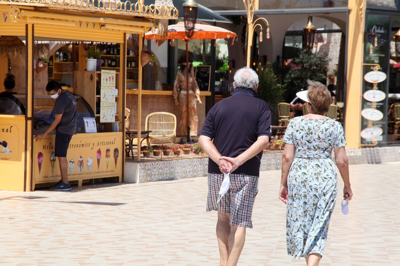 Xàbia | Los agentes policiales han llevado a cabo diferentes controles este jueves para vigilar que las personas que paseaban por las playas valencianas cumplieran con los requisitios permitidos durante la fase 1 de la desescalada en la que se encuentra la Comunitat. 