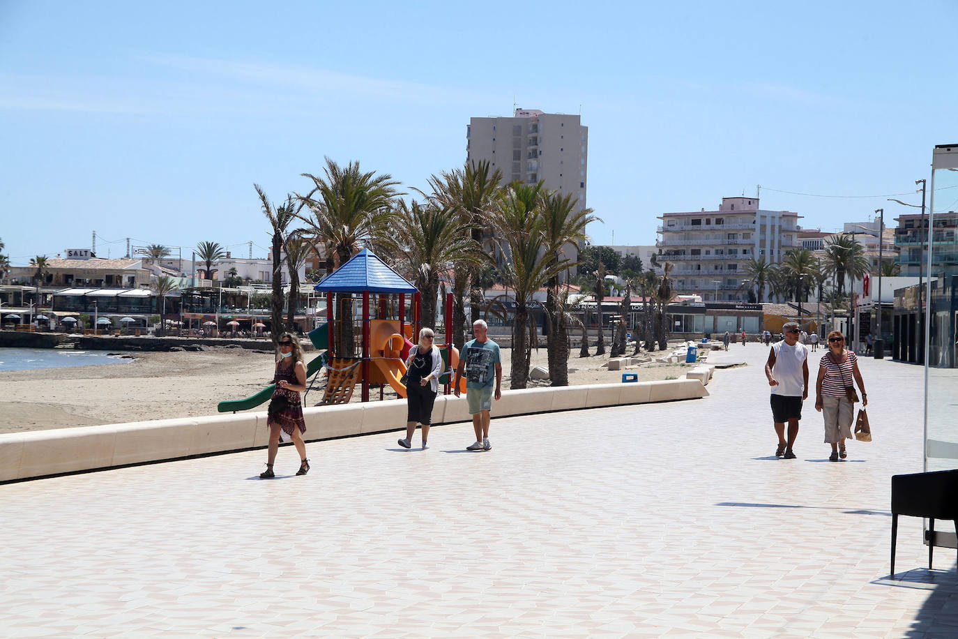 Xàbia | Los agentes policiales han llevado a cabo diferentes controles este jueves para vigilar que las personas que paseaban por las playas valencianas cumplieran con los requisitios permitidos durante la fase 1 de la desescalada en la que se encuentra la Comunitat. 