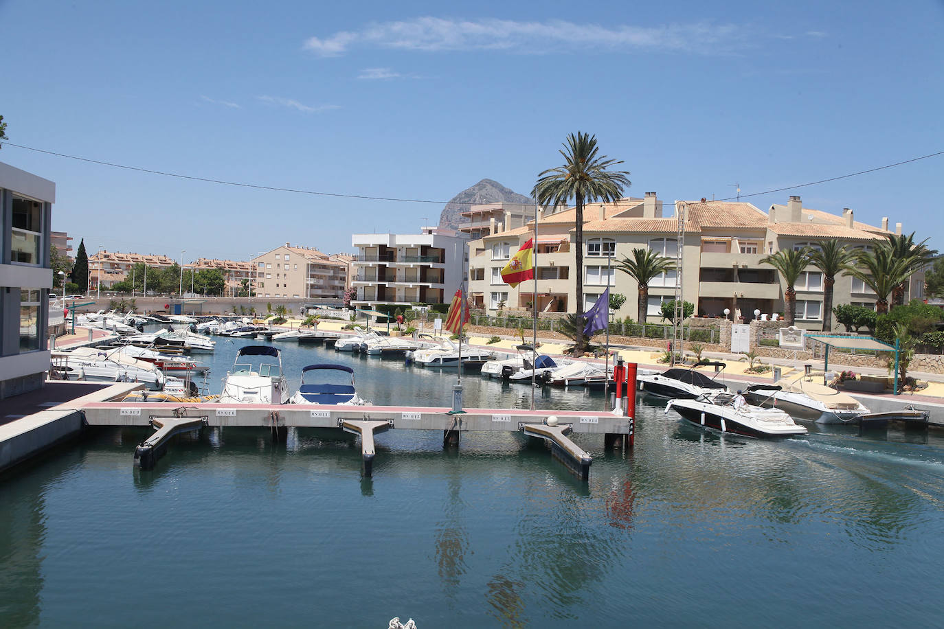 Xàbia | Los agentes policiales han llevado a cabo diferentes controles este jueves para vigilar que las personas que paseaban por las playas valencianas cumplieran con los requisitios permitidos durante la fase 1 de la desescalada en la que se encuentra la Comunitat. 