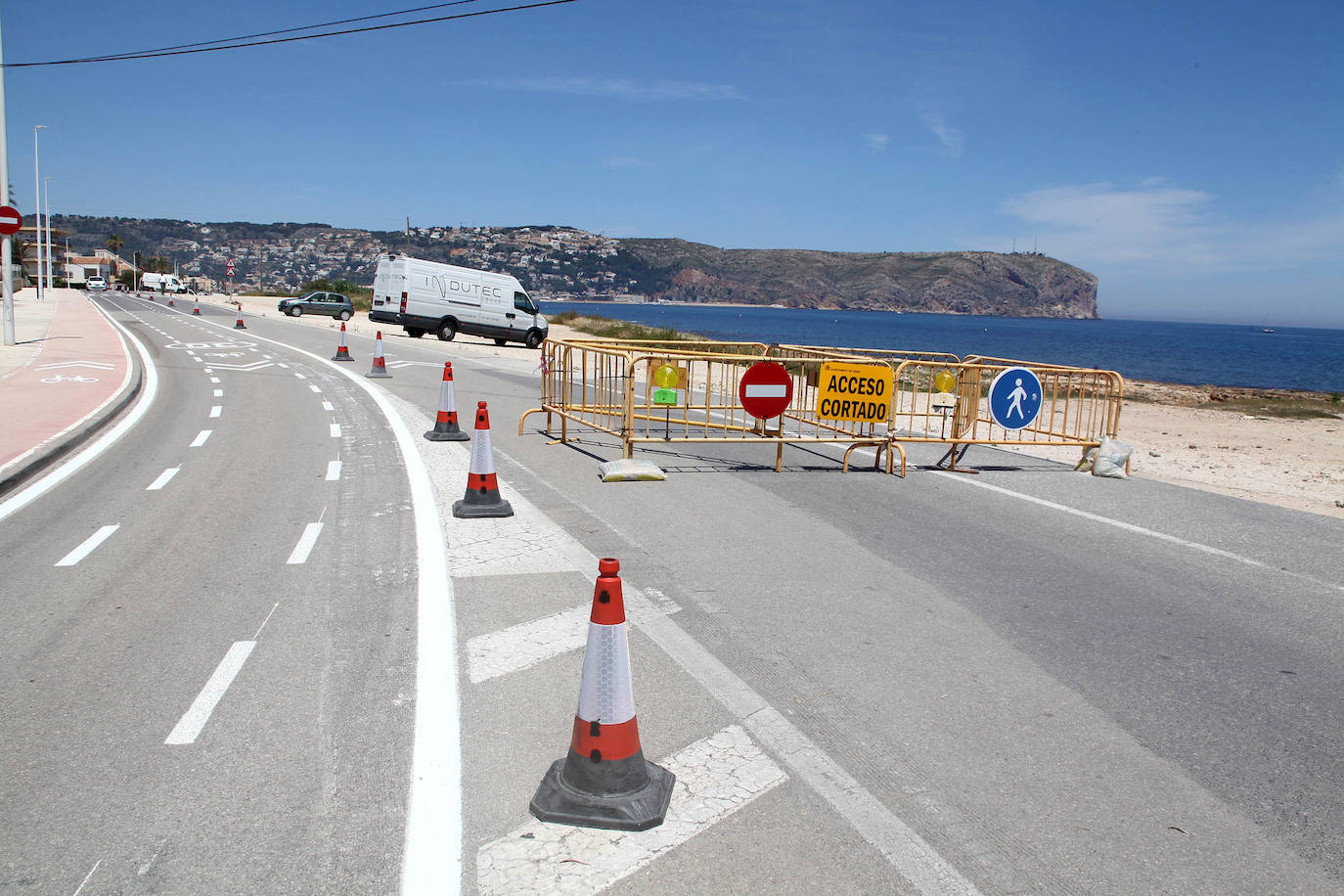 Xàbia | Los agentes policiales han llevado a cabo diferentes controles este jueves para vigilar que las personas que paseaban por las playas valencianas cumplieran con los requisitios permitidos durante la fase 1 de la desescalada en la que se encuentra la Comunitat. 