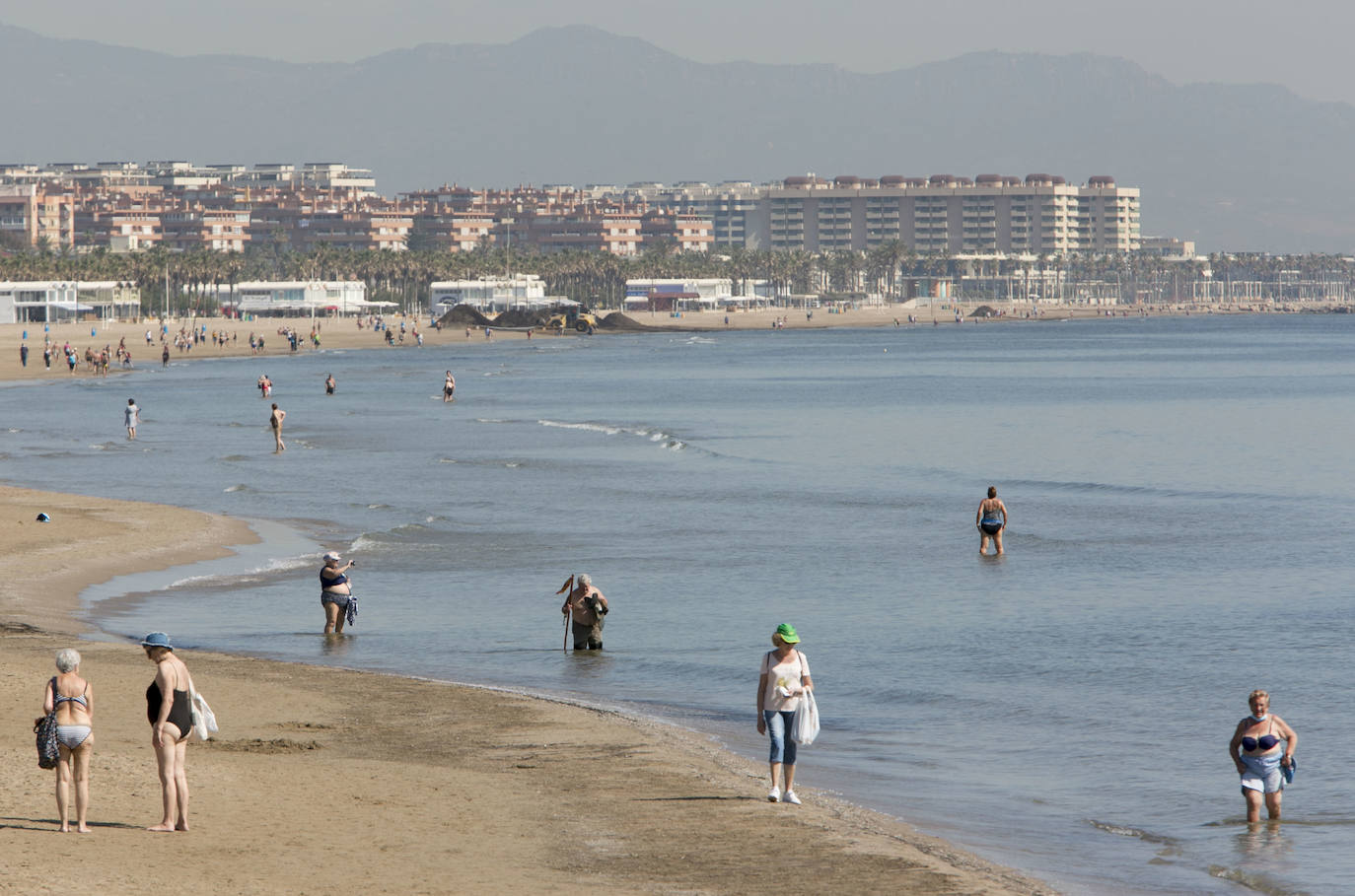 Playa de la Malvarrosa | Los agentes policiales han llevado a cabo diferentes controles este jueves para vigilar que las personas que paseaban por las playas valencianas cumplieran con los requisitios permitidos durante la fase 1 de la desescalada en la que se encuentra la Comunitat. 