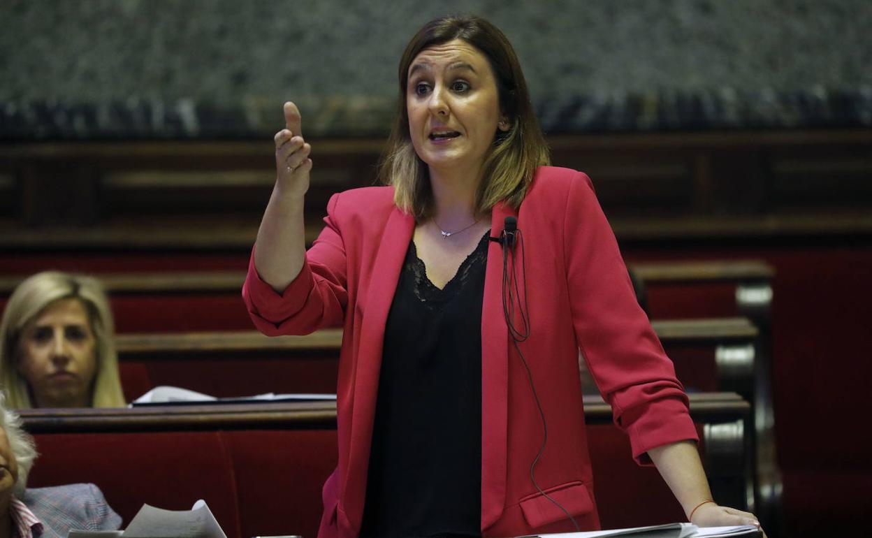 La portavoz del PP, María José Catalá, en un debate plenario. 