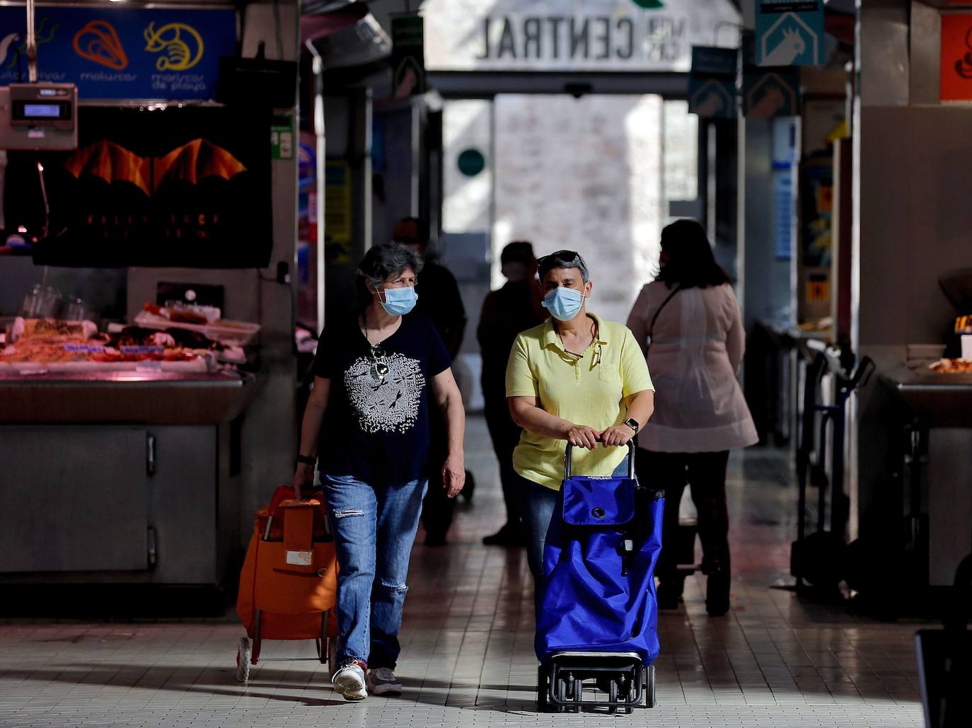 Desde este jueves, llevar mascarillas es ya obligatorio en espacios públicos, tanto al aire libre como cerrados, siempre y cuando no se pueda mantener una distancia social de dos metros, según la orden del Ministerio de Sanidad y que si se incumple puede derivar en sanción. 