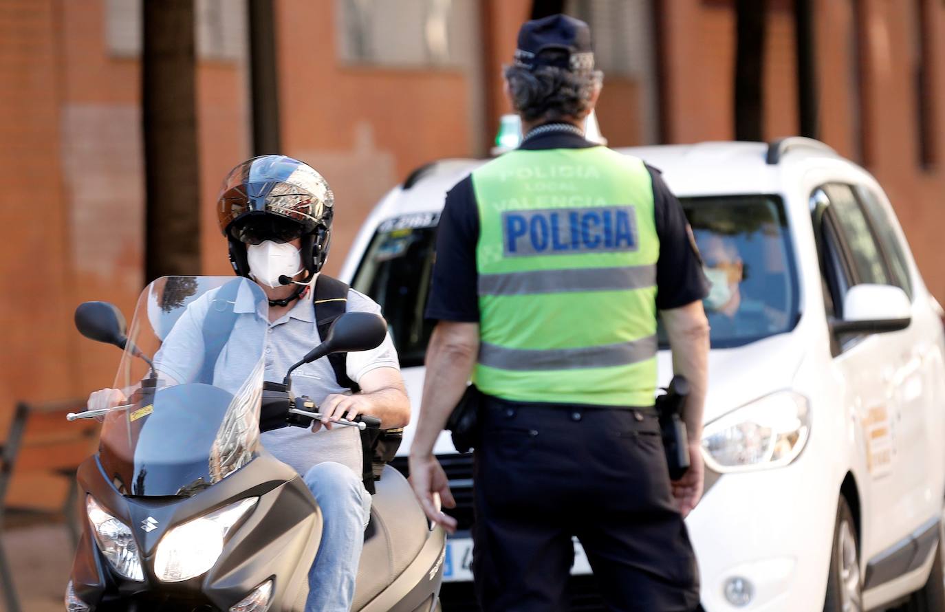 Desde este jueves, llevar mascarillas es ya obligatorio en espacios públicos, tanto al aire libre como cerrados, siempre y cuando no se pueda mantener una distancia social de dos metros, según la orden del Ministerio de Sanidad y que si se incumple puede derivar en sanción. 