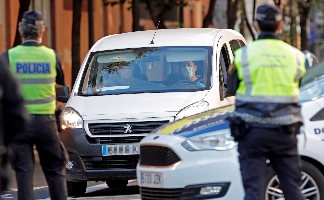 Desde este jueves, llevar mascarillas es ya obligatorio en espacios públicos, tanto al aire libre como cerrados, siempre y cuando no se pueda mantener una distancia social de dos metros, según la orden del Ministerio de Sanidad y que si se incumple puede derivar en sanción. 