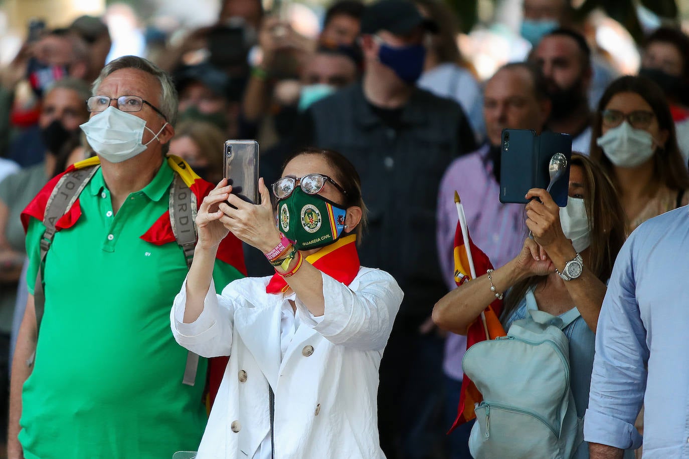 Entre 500 y 800 personas han acudido este jueves 21 de mayo al cuartel de San Juan de La Ribera, en el paseo de la Alameda de Valencia, al momento de izar la bandera de España para protestar por la gestión del Gobierno en la crisis del coronavirus. 