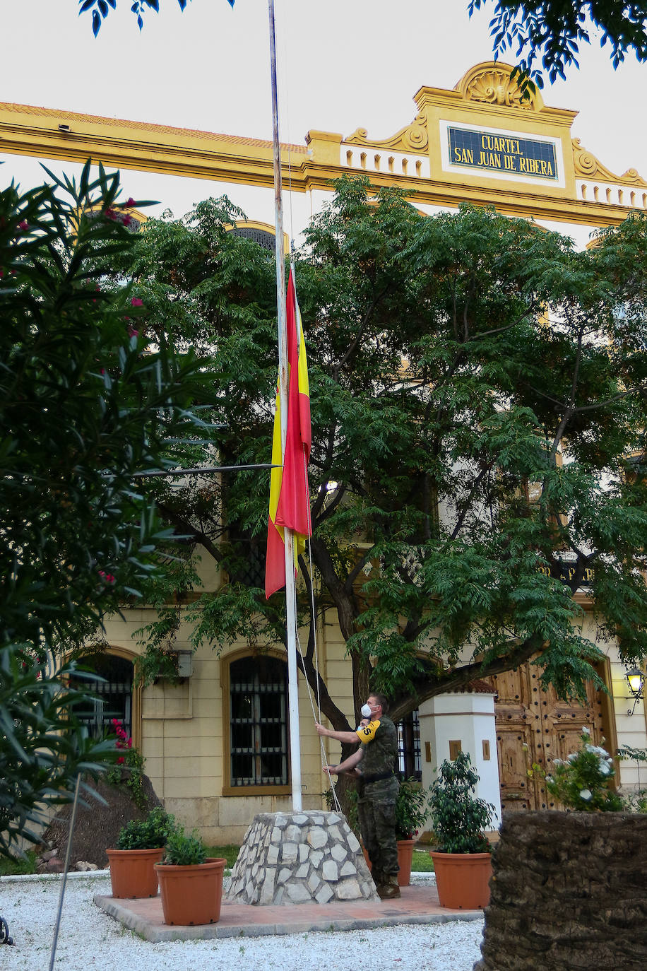 Entre 500 y 800 personas han acudido este jueves 21 de mayo al cuartel de San Juan de La Ribera, en el paseo de la Alameda de Valencia, al momento de izar la bandera de España para protestar por la gestión del Gobierno en la crisis del coronavirus. 