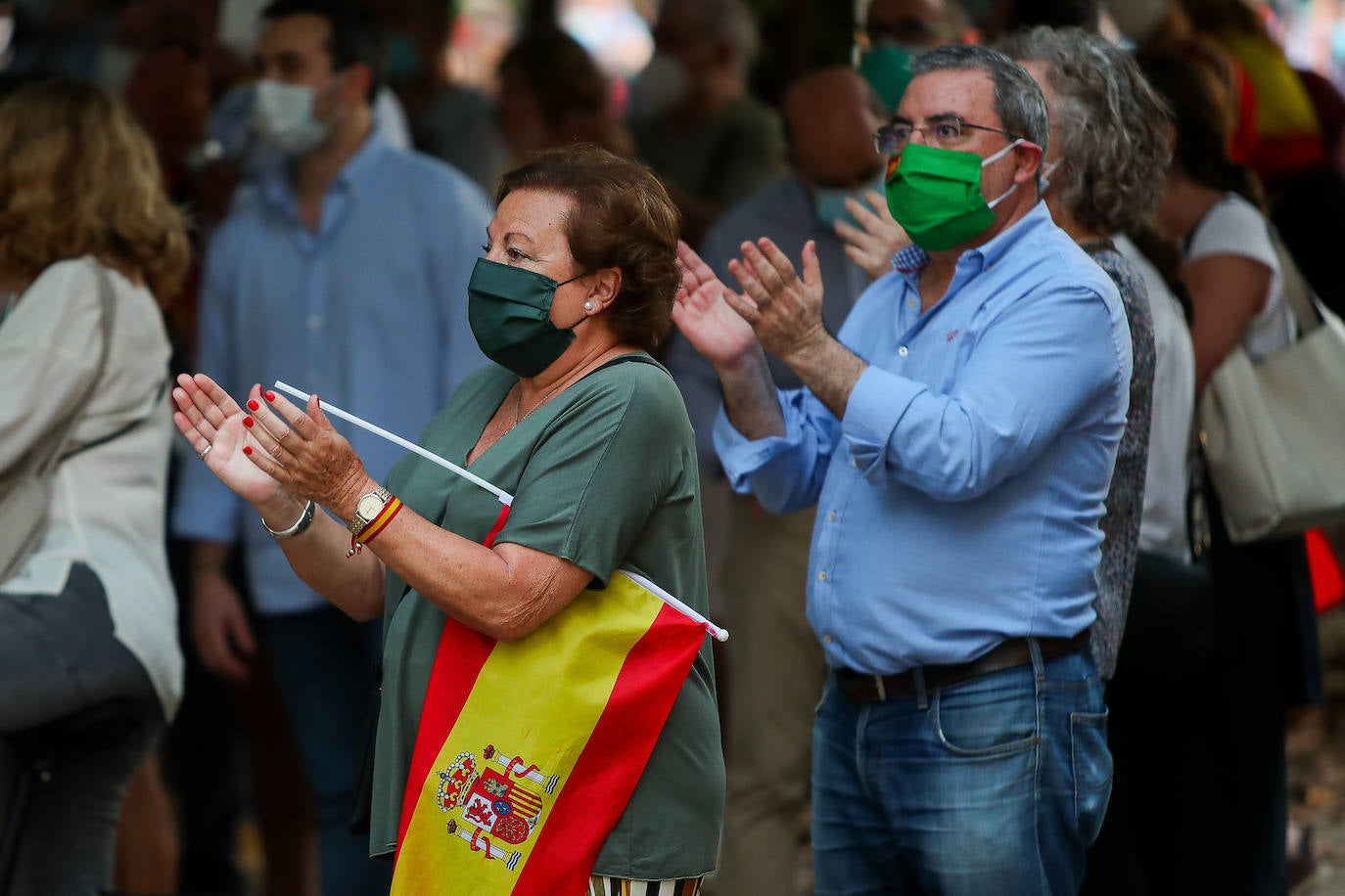 Entre 500 y 800 personas han acudido este jueves 21 de mayo al cuartel de San Juan de La Ribera, en el paseo de la Alameda de Valencia, al momento de izar la bandera de España para protestar por la gestión del Gobierno en la crisis del coronavirus. 