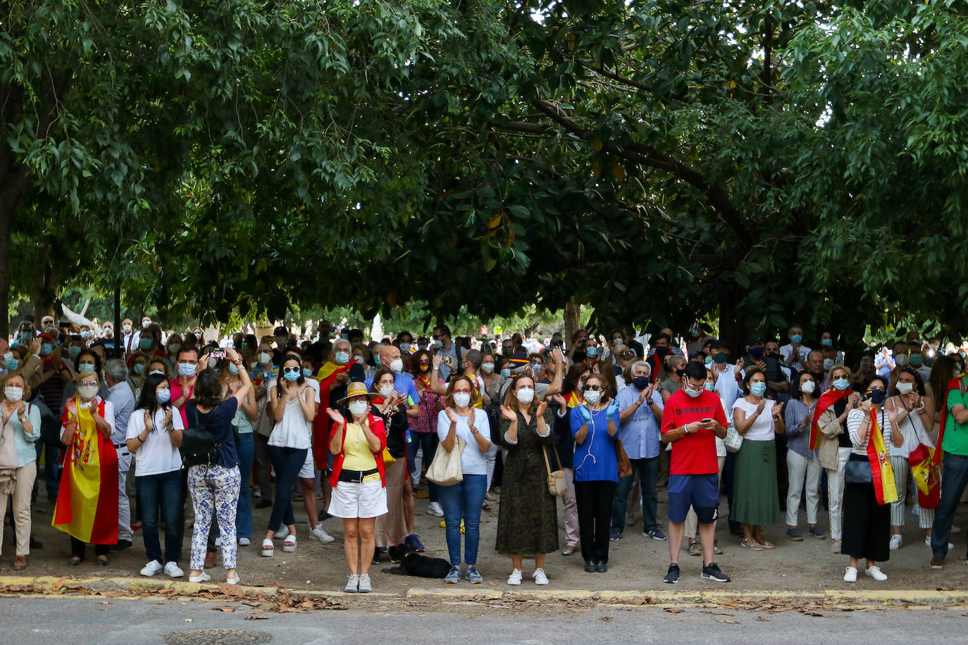 Entre 500 y 800 personas han acudido este jueves 21 de mayo al cuartel de San Juan de La Ribera, en el paseo de la Alameda de Valencia, al momento de izar la bandera de España para protestar por la gestión del Gobierno en la crisis del coronavirus. 