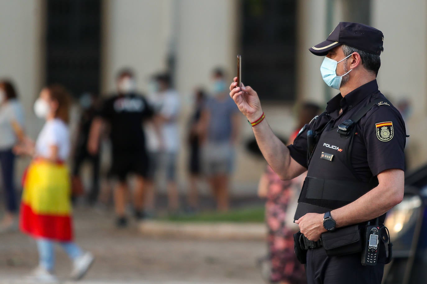 Entre 500 y 800 personas han acudido este jueves 21 de mayo al cuartel de San Juan de La Ribera, en el paseo de la Alameda de Valencia, al momento de izar la bandera de España para protestar por la gestión del Gobierno en la crisis del coronavirus. 