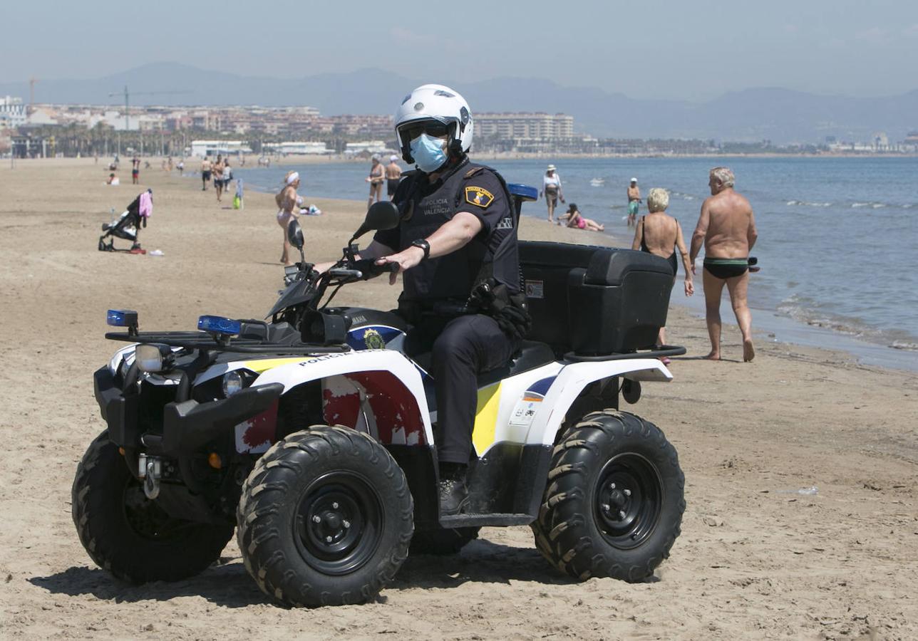 A la espera de concretarse oficialmente las nuevas normas para disfrutar de la costa este verano -ya se ha hecho público el borrador-, las playas de la Comunitat empiezan a recibir cada día más visitantes. 