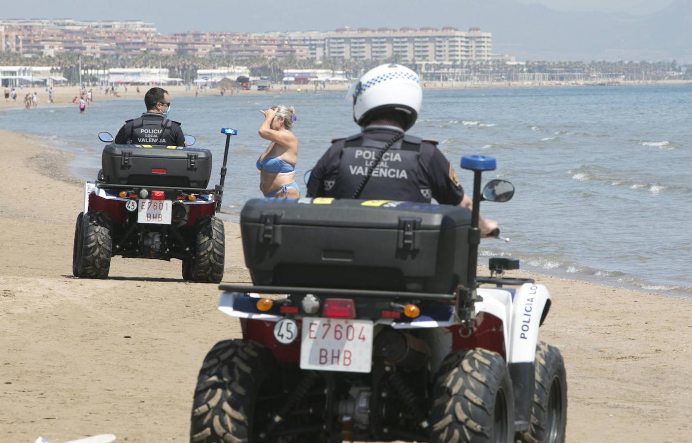 A la espera de concretarse oficialmente las nuevas normas para disfrutar de la costa este verano -ya se ha hecho público el borrador-, las playas de la Comunitat empiezan a recibir cada día más visitantes. 