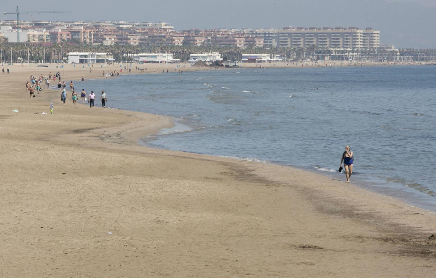 A la espera de concretarse oficialmente las nuevas normas para disfrutar de la costa este verano -ya se ha hecho público el borrador-, las playas de la Comunitat empiezan a recibir cada día más visitantes. 