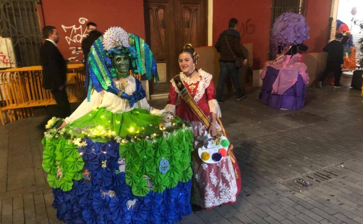 Alexandra con su madre en la cabalgata de las Fallas de 2020. 