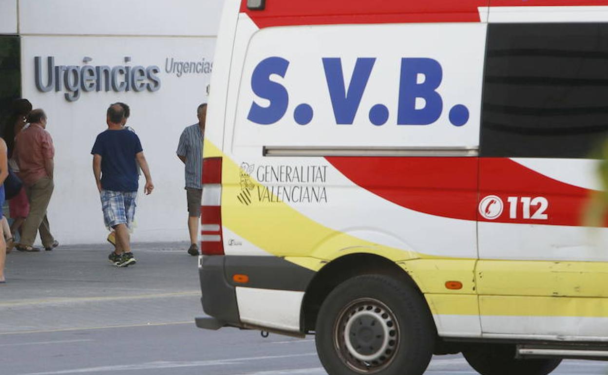 Una ambulancia en el Hospital La Fe. 