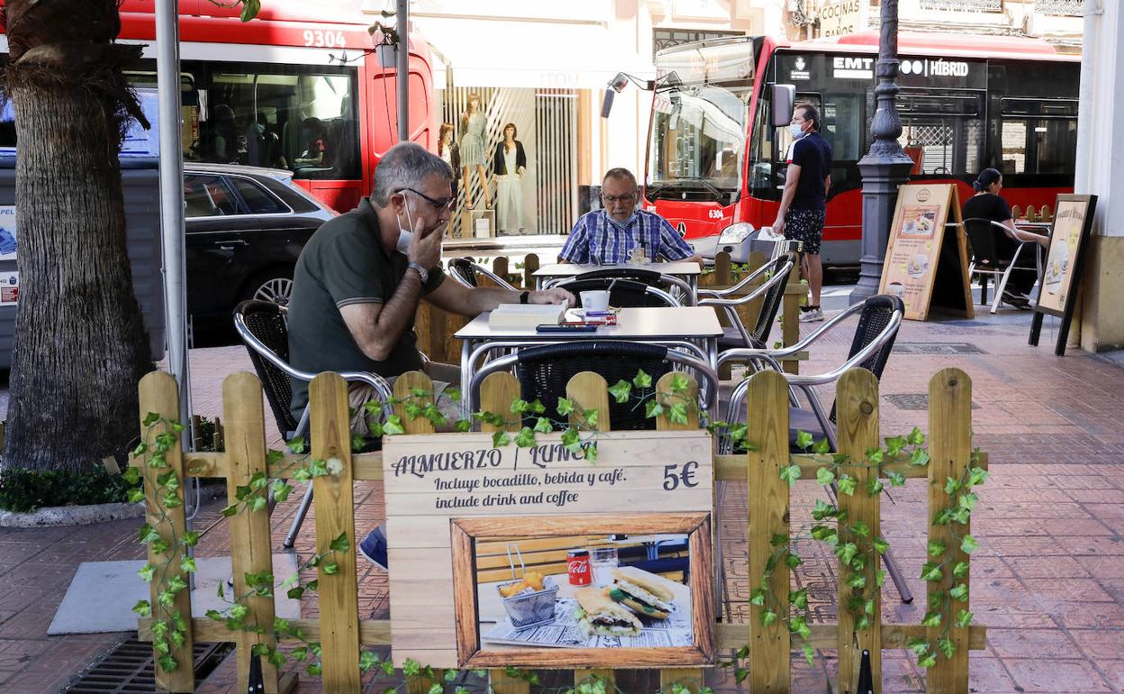 Terraza en una calle de Valencia. 