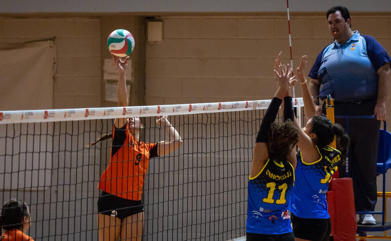 Una jugadora del Voleibol Valencia remata en un partido de esta temporada. 