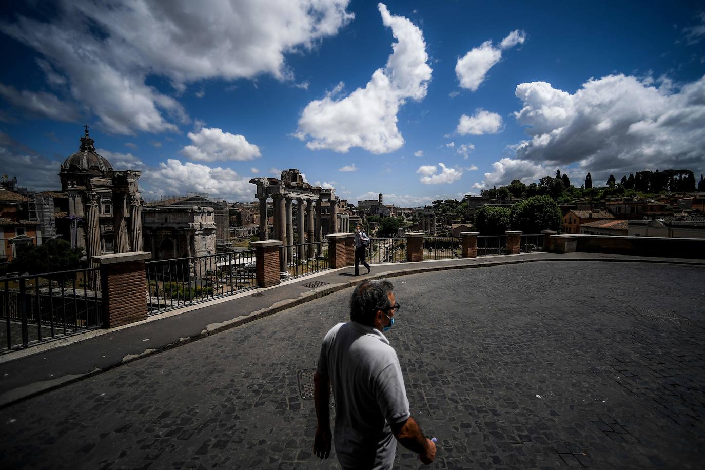 Los museos de la capital italiana han abierto sus puertas con apenas visitantes y sin turistas extranjeros, tras más de dos meses de cierre por la pandemia de coronavirus. Sólo unas pocas personas recorren sus galerías, casi vacías, escuchando el eco de sus propios pasos, conscientes de lo excepcional de esta «nueva normalidad». 