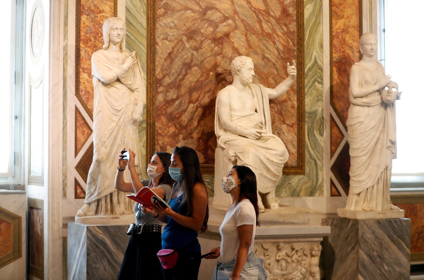 Los museos de la capital italiana han abierto sus puertas con apenas visitantes y sin turistas extranjeros, tras más de dos meses de cierre por la pandemia de coronavirus. Sólo unas pocas personas recorren sus galerías, casi vacías, escuchando el eco de sus propios pasos, conscientes de lo excepcional de esta «nueva normalidad». 