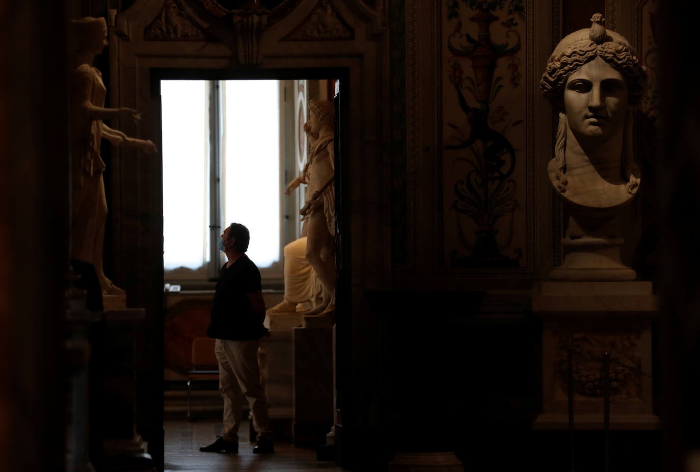 Los museos de la capital italiana han abierto sus puertas con apenas visitantes y sin turistas extranjeros, tras más de dos meses de cierre por la pandemia de coronavirus. Sólo unas pocas personas recorren sus galerías, casi vacías, escuchando el eco de sus propios pasos, conscientes de lo excepcional de esta «nueva normalidad». 