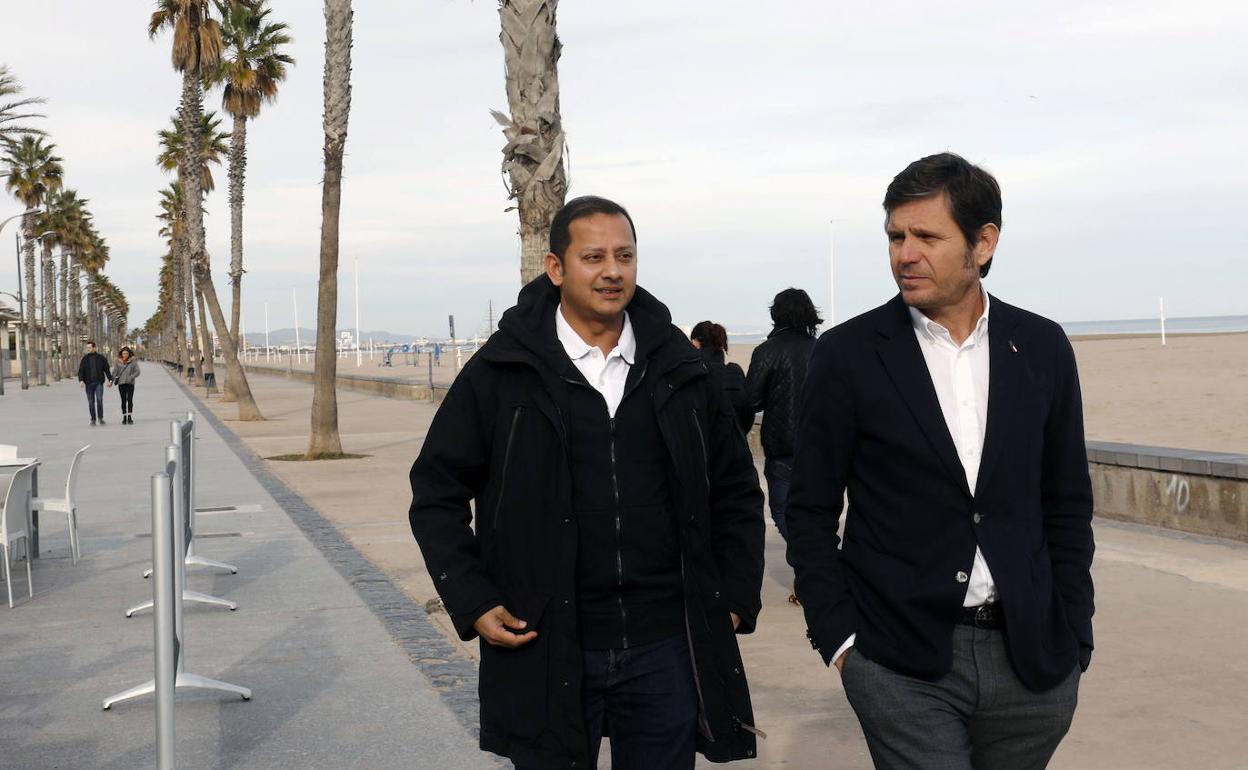 Anil Murthy pasea con Mateo Alemany 