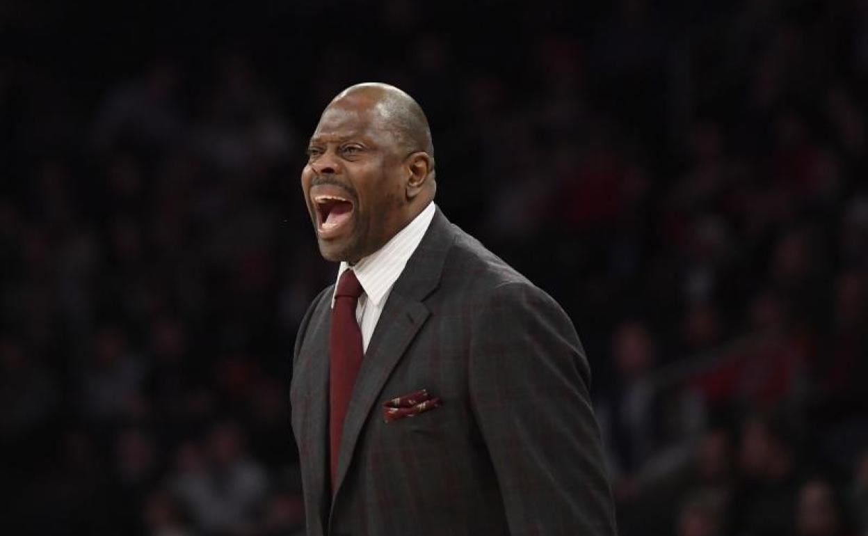 Patrick Ewing, dirigiendo un partido de la Universidad de Georgetown. 