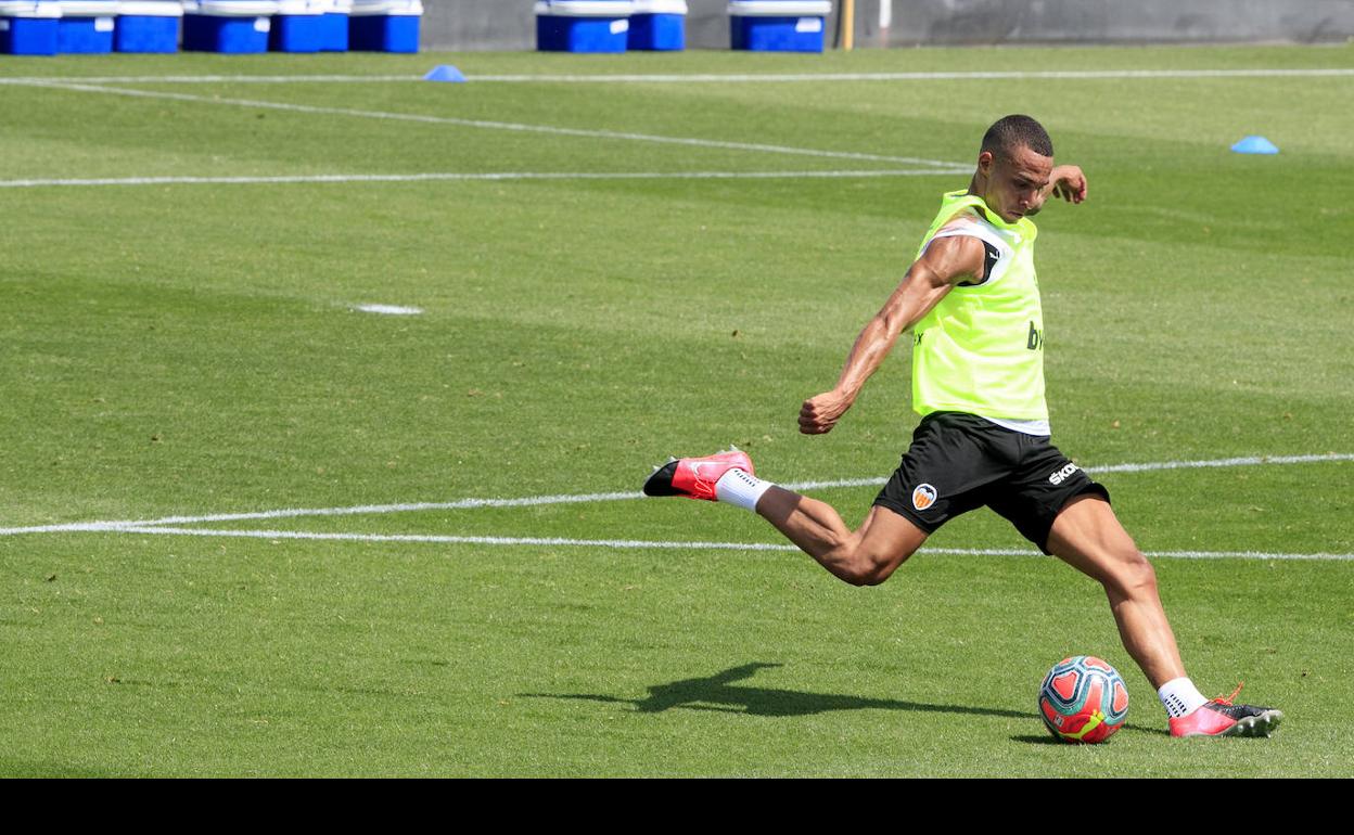 Rodrigo, en el entrenamiento del Valencia