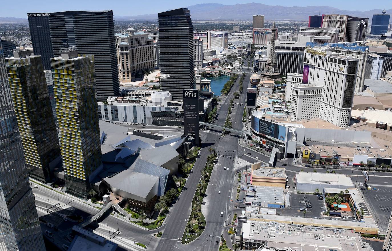 Las Vegas (Nevada, EE UU) es una ciudad siempre sorprendente. Normalmente es una urbe llena de vida, bulliciosa, caótica. La crisis del coronavirus se ha cebado también con esta ciudad, que vive del turismo, de sus espectáculos y del juego. Estas fotografías aéreas muestran imágenes inusuales de sus imponentes hoteles y casinos cerrados y sus ahora solitarias avenidas. 