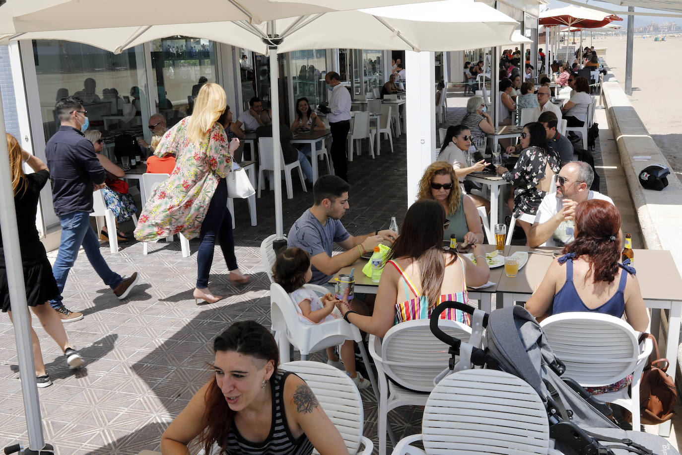 Los valencianos disfrutan, en la orilla del mar, de una jornada de altas temperaturas.