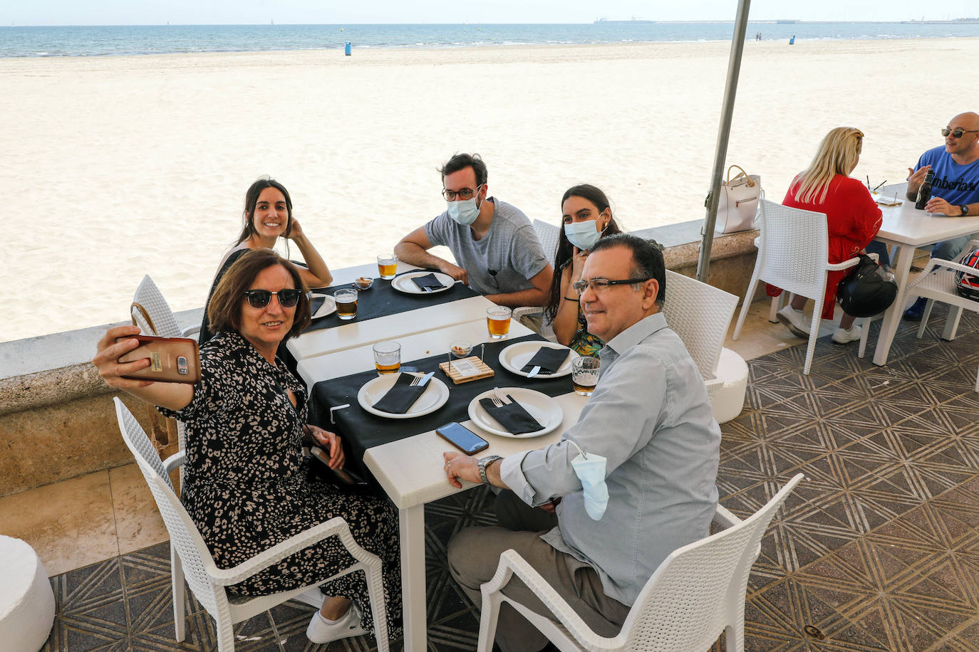 Los valencianos disfrutan, en la orilla del mar, de una jornada de altas temperaturas.