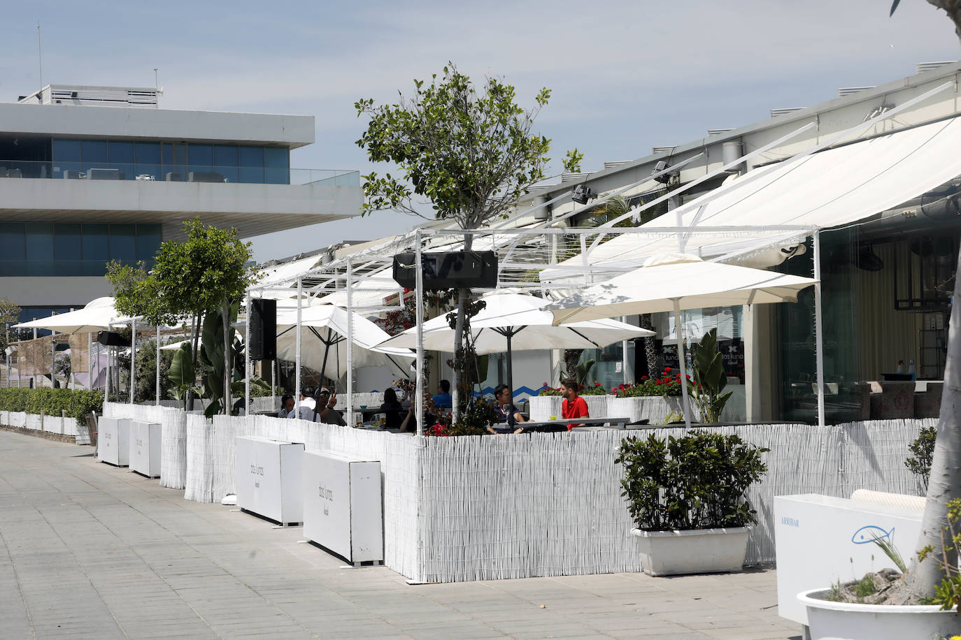 Los valencianos disfrutan, en la orilla del mar, de una jornada de altas temperaturas.