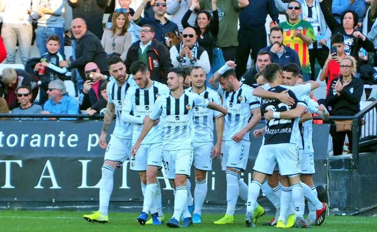 Los futbolistas del Castellón celebran un gol