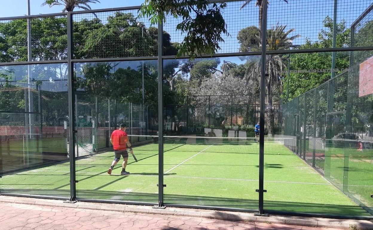 Dos personas juegan al pádel en las pistas del polideportivo de Santa Ana, en Alba. 