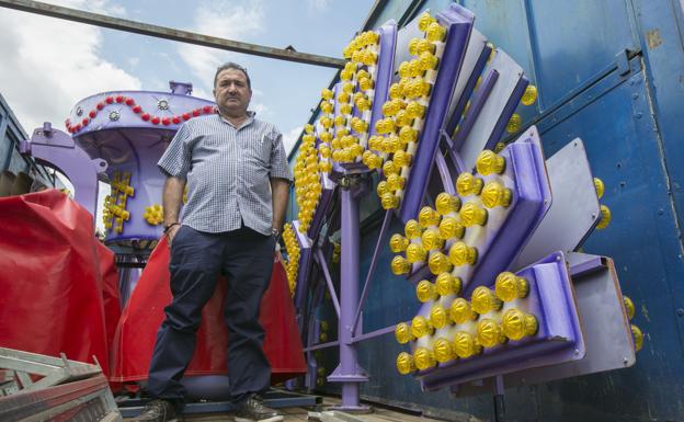 José Esteban junto a su atracción desmontada en una parcela en Aldaia. 