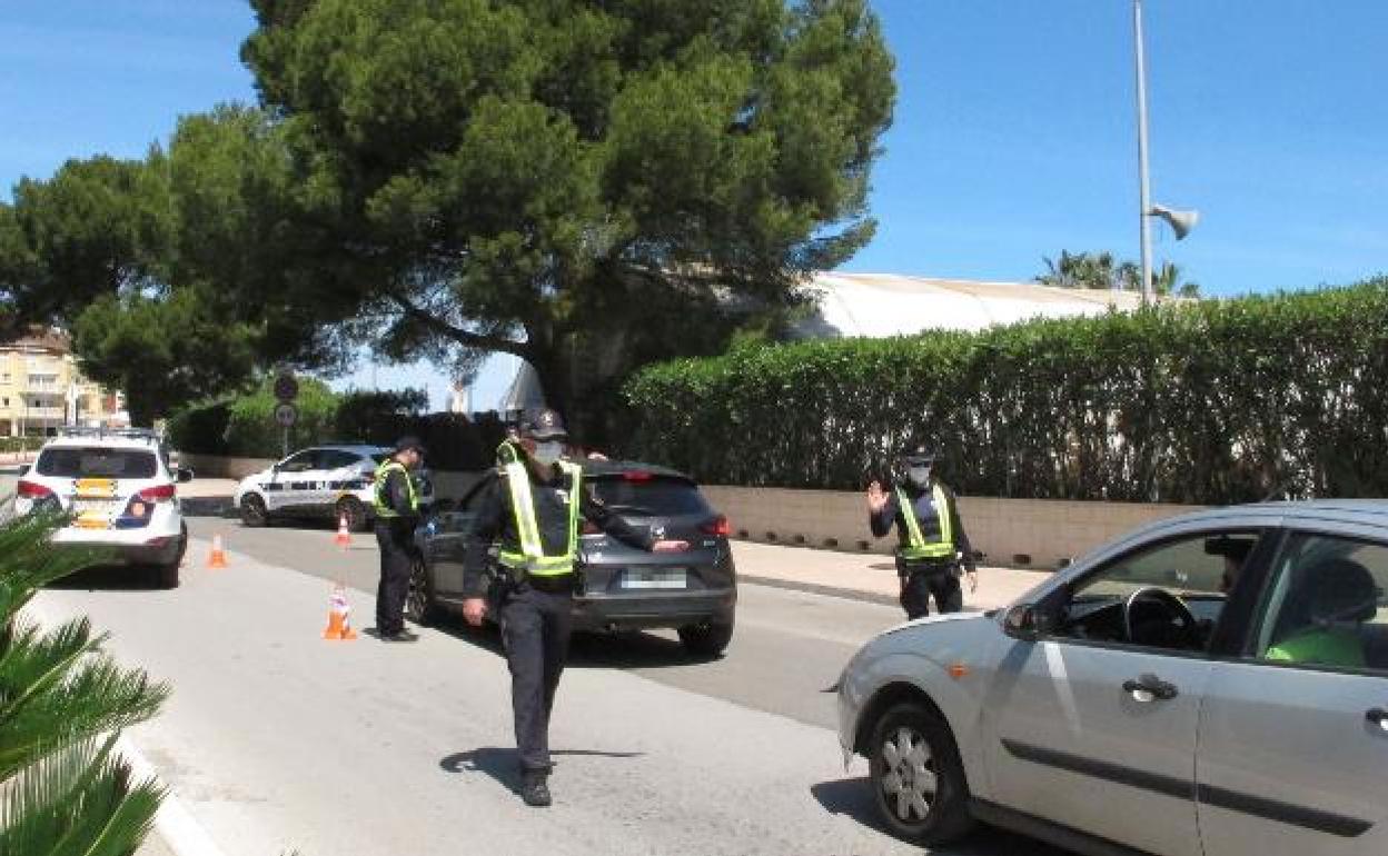 Uno de los controles policiales de los últimos días en Dénia.