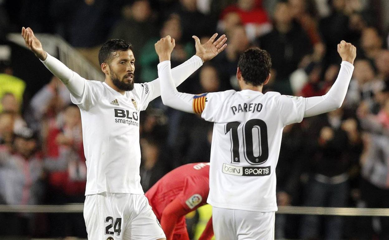 Garay celebra un gol con Parejo