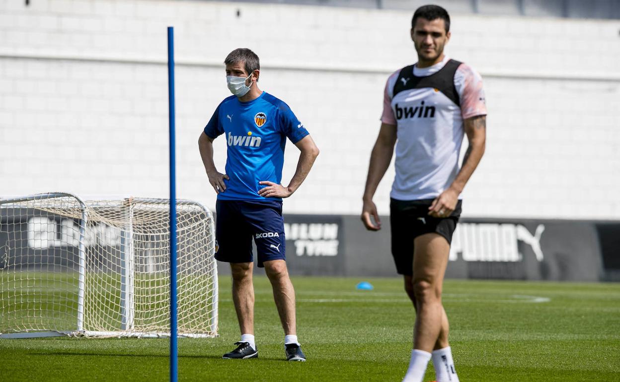 Maxi Gómez, junto a Albert Celades durante el entrenamiento de hoy en la ciudad deportiva de Paterna. 